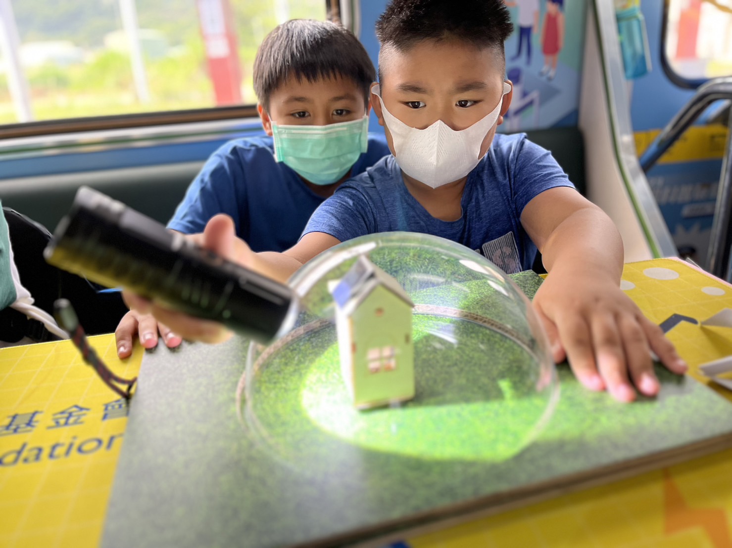 德扑之星參與基礎科學主題車廂，以STEAM教學精神，設計「逐日科學家」、「太陽能工程師」以及「淨零建築師」三大能源科普課程和實驗