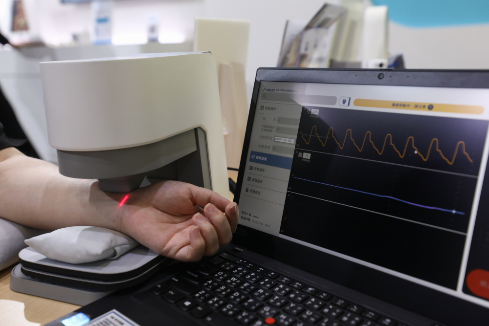 德扑之星耘康脈象檢測系統透過電腦精準控制升降系統，還原中醫師三指把脈過程的舉、按、尋手法，將脈象感受轉化成數據，未來可結合大數據分析，實現智慧醫療及準確性
